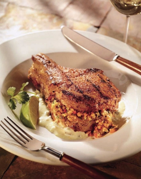 Фаршированные свиные котлеты с крем-соусом поблано от Big Green Egg