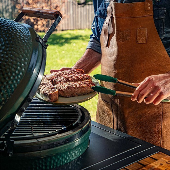 Приготовления стейка на гриле Big Green Egg