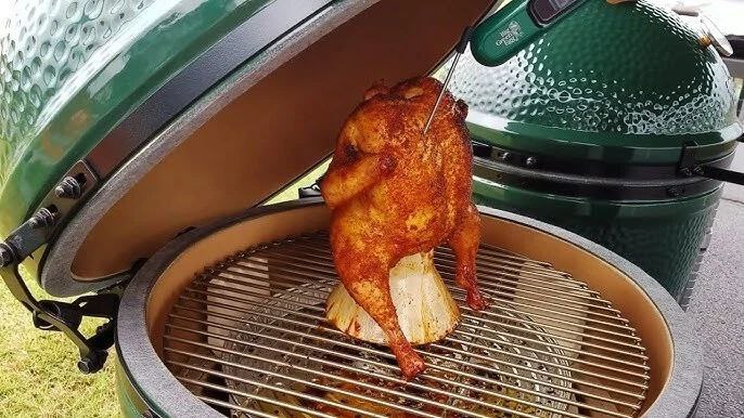 Курица на вертикальной керамической стойке Big Green Egg Sittin Chicken