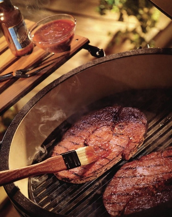 Стейк с глазурью из перца халапеньо и вишневой колы от Big Green Egg